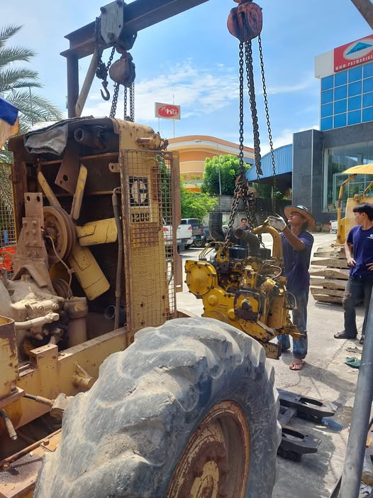 ยกติดตั้งเครื่องที่ฟิตเสร็จแล้วเข้ากับตัวรถ Caterpillar